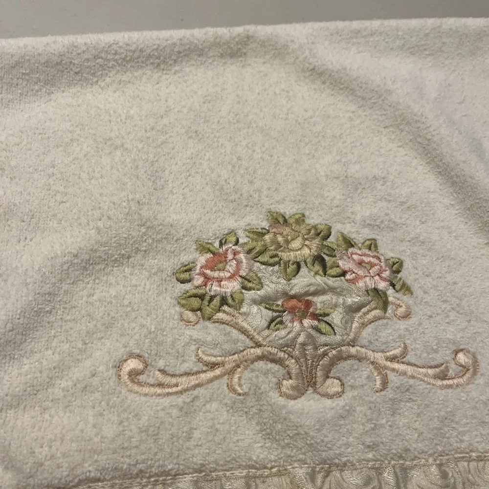 Avanti Ivory Rose Floral Hand‎ Towel Embellished Bath Decor Cottagecore